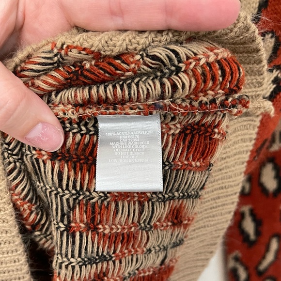 Sparkle & Fade Leopard V-Neck Sweater - Picture 5 of 6